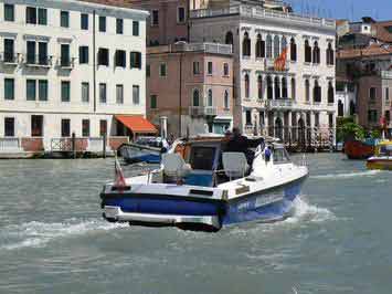 Bateau de police sur le Grand Canal, Venise