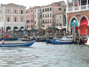 Marché du Rialto vu depuis le Grand Canal