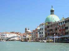 Vue sur le ponte Scalzi et l'église San Simeon Piccolo depuis le Grand Canal