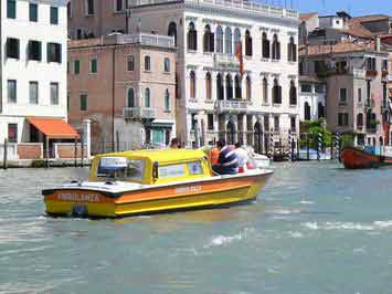 Ambulance sur le Grand Canal, Venise