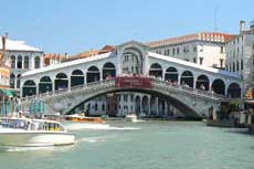 Vue sur le pont du Rialto depuis un vaporetto naviguant sur le Grand Canal