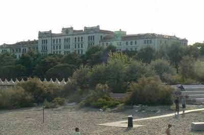 Grand Hôtel Excelsior vu depuis la plage sur l'île du Lido à Venise