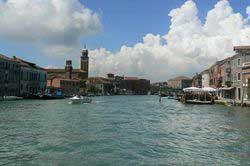 Photo prise sur le grand canal de Murano avec vue sur le ponte Longo Lino Toffolo (seul pont qui traverse le grand canal de Murano)