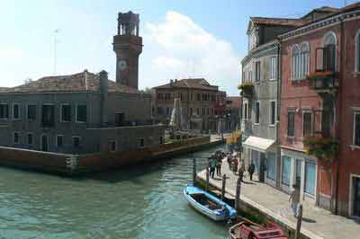 Photo de la tour de l'horloge (torre dell'Orologio) prise depuis le grand canal de l'île de Murano, Italie