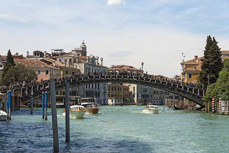 Ponte dell'Accademia sur le Grand Canal à Venise