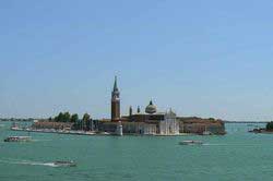 Vue sur l'île de San Giorgio Maggiore depuis le sommet du campanile de la place Saint-Marc à Venise