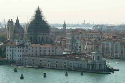 Basilique Santa Maria della Salute (située à l'extrémité sud du Grand Canal) vue depuis le campanile de San Giorgio Maggiore