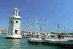 Vue sur le phare et le San Giorgio Maggiore Yacht Harbor de Venise