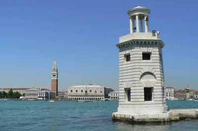 Vue sur le phare de San Giorgio Maggiore, sur le campanile de la place Saint Pierre et sur le palais des Doges depuis l'île de San Giorgio Maggiore, Venise