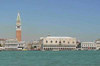 Vue sur le campanile de la place Saint Pierre et le palais des Doges depuis l'île de San Giorgio Maggiore, Venise