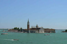 Vue sur l'île de San Giorgio Maggiore depuis la place San Marco (Venise)