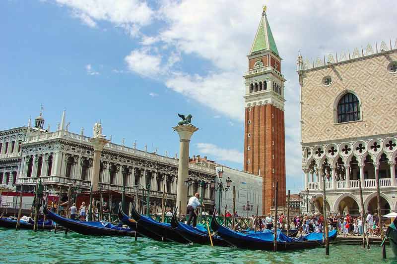 Arrivée en gondole à la place Saint-Marc, Venise