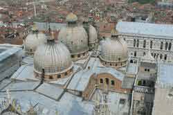 Vue sur le toit de la basilique Saint Marc depuis le sommet du campanile, Venise