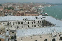 Vue sur la cour intérieure du palais des doges depuis le sommet du campanile