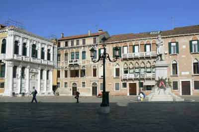 Campo Santo Stefano, une des plus grandes places de Venise