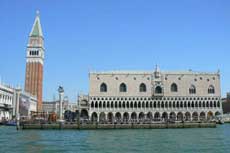 Vue sur le campanile de la place Saint-Marc et sur le palais des Doges (Venise)