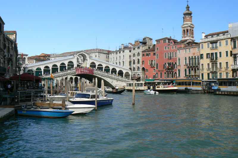 Vue sur le pont du Rialto depuis la riva del vin