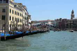 Vue sur le pont du Rialto avec des gondoles amarées le long du Grand Canal