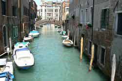 Canal avec pont en bois dans le quartier de San Polo à Venise