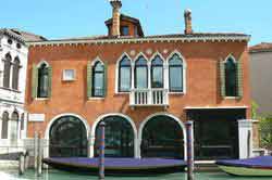 Maison avec les murs orange dans le quartier de San Polo à Venise