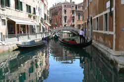 Gondole dans le quartier de San Polo à Venise