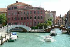 2 ponts côte à côte dans le quartier de San Polo à Venise