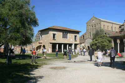 Vue sur la cathédrale Santa Maria Assunta de Torcello et le musée dell’Estuario