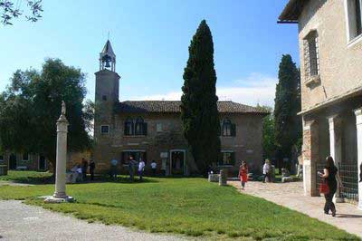 Vue sur l'entrée du musée dell’Estuario sur l'île de torcello dans la lagune de Venise