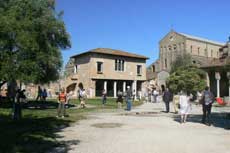 Vue sur la cathédrale Santa Maria Assunta de Torcello et le musée dell’Estuario