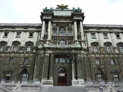 Hofburg avec armoiries impériales, Burggarten (Vienne, Autriche)