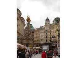 Photo prise sur le Graben avec vue sur la colonne de la peste (Vienne, Autriche)