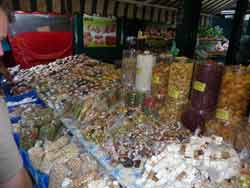 étal de nougats et de fruits confits au Naschmarkt (marché de Vienne, Autriche)