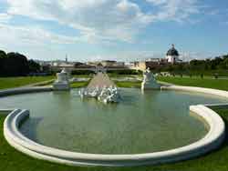 Fontaine avec des statues dans le jardin du palais du Belvédère (Vienne, Autriche)