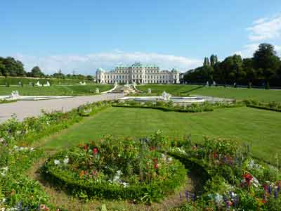 Vue sur le belvédère supérieur depuis les jardins (Vienne, Autriche)