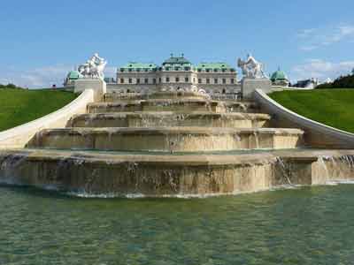 Vue sur une fontaine à plusieurs niveaux dans les jardins du palais du Belvédère (Vienne, Autriche)