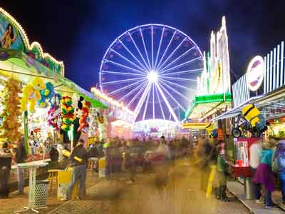 Stands de jeux dans une allée du parc d'attractions du Prater à Vienne