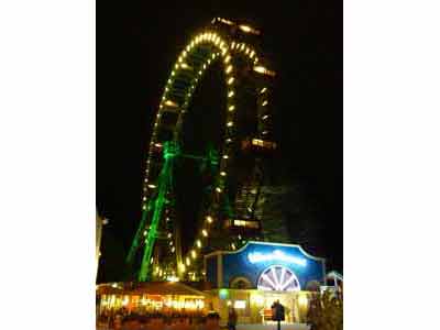 Vue de nuit sur la grande roue du parc d'attractions du Prater (Vienne, Autriche)
