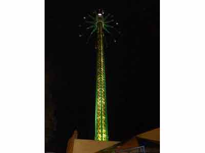 Vue de nuit sur un manège à sensations fortes au Prater (parc d'attractions de Vienne)