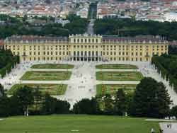 Vue sur le château de Schönbrunn depuis la Gloriette (Vienne, Autriche)