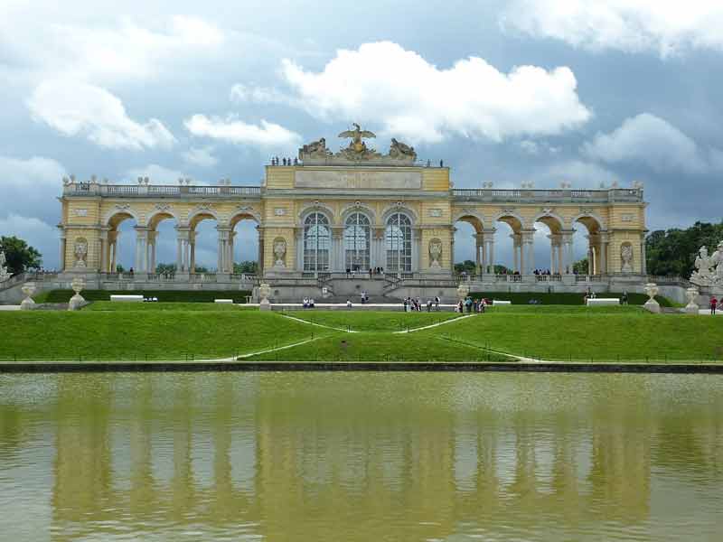 Gloriette du château de Schönbrunn, édifice de style néoclassique avec des arcades, dessiné par Ferdinand de Hohenberg (Vienne, Autriche)