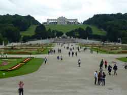 Vue sur la fontaine de Neptune et sur la Gloriette depuis le jardin du Grand parterre (château de Schonbrunn)