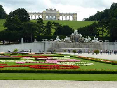 Zoom sur la fontaine de Neptune et sur la Gloriette depuis le grand parterre (château de Schönbrunn)