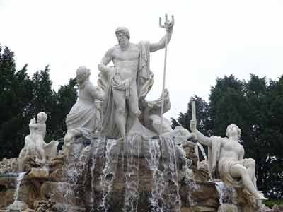 Gros plan sur les statues de la fontaine de Neptune (château de Schönbrunn, Vienne)