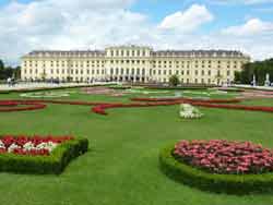 Grand parterre avec vue sur la façade intérieure du château de Schonbrunn