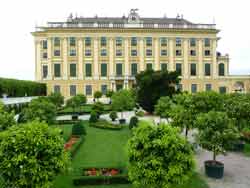 Façade Est du château de Schonbrunn (anciens appartements du prince héritier Rodolphe aménagés au rez-de-chaussée du château)