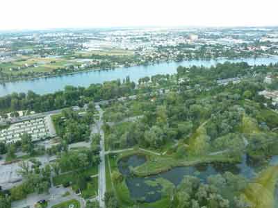 Panorama depuis le sommet de la tour du Danube avec vue sur le Danube (Vienne, Autriche)