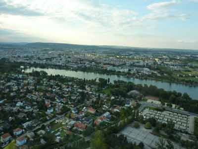 Panorama depuis le sommet de la tour du Danube à la tombée de la nuit (Vienne, Autriche)