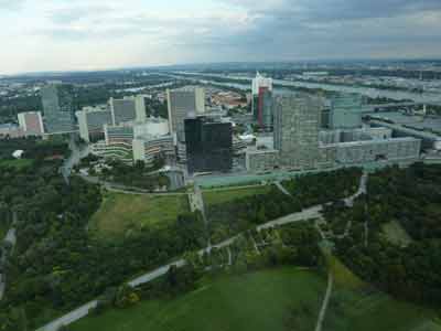 Vue sur l'Austria Center Vienna depuis le sommet de la tour du Danube (Vienne, Autriche)