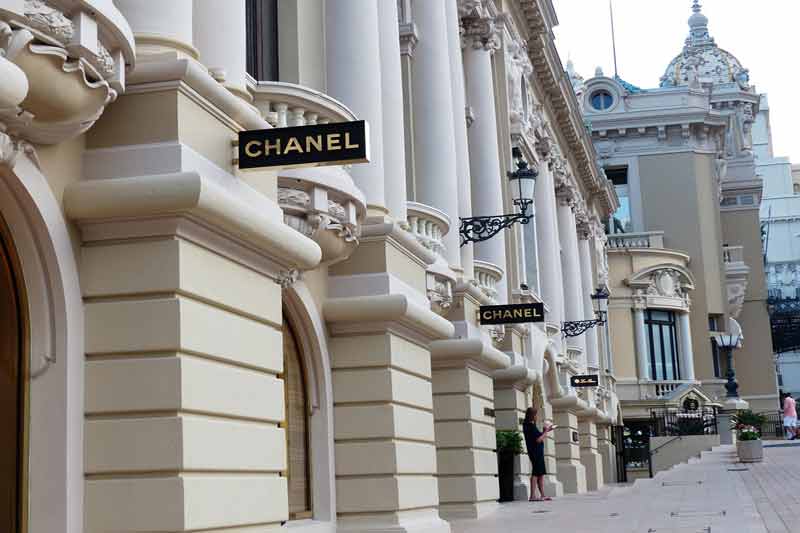 Façades de boutiques de luxe à Monte-Carlo, élégance architecturale et art de vivre monégasque