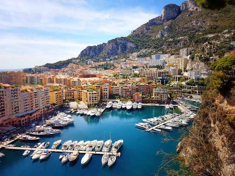 Vue panoramique sur le port de Monaco et ses yachts